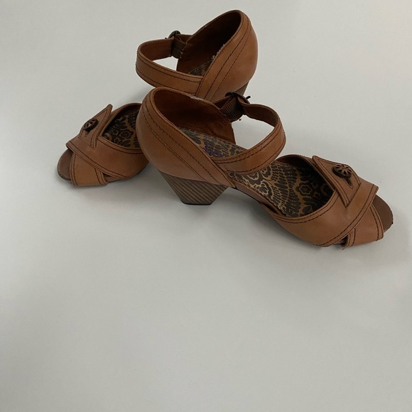Indigo Brand Tan Heels - Picture 3 of 7